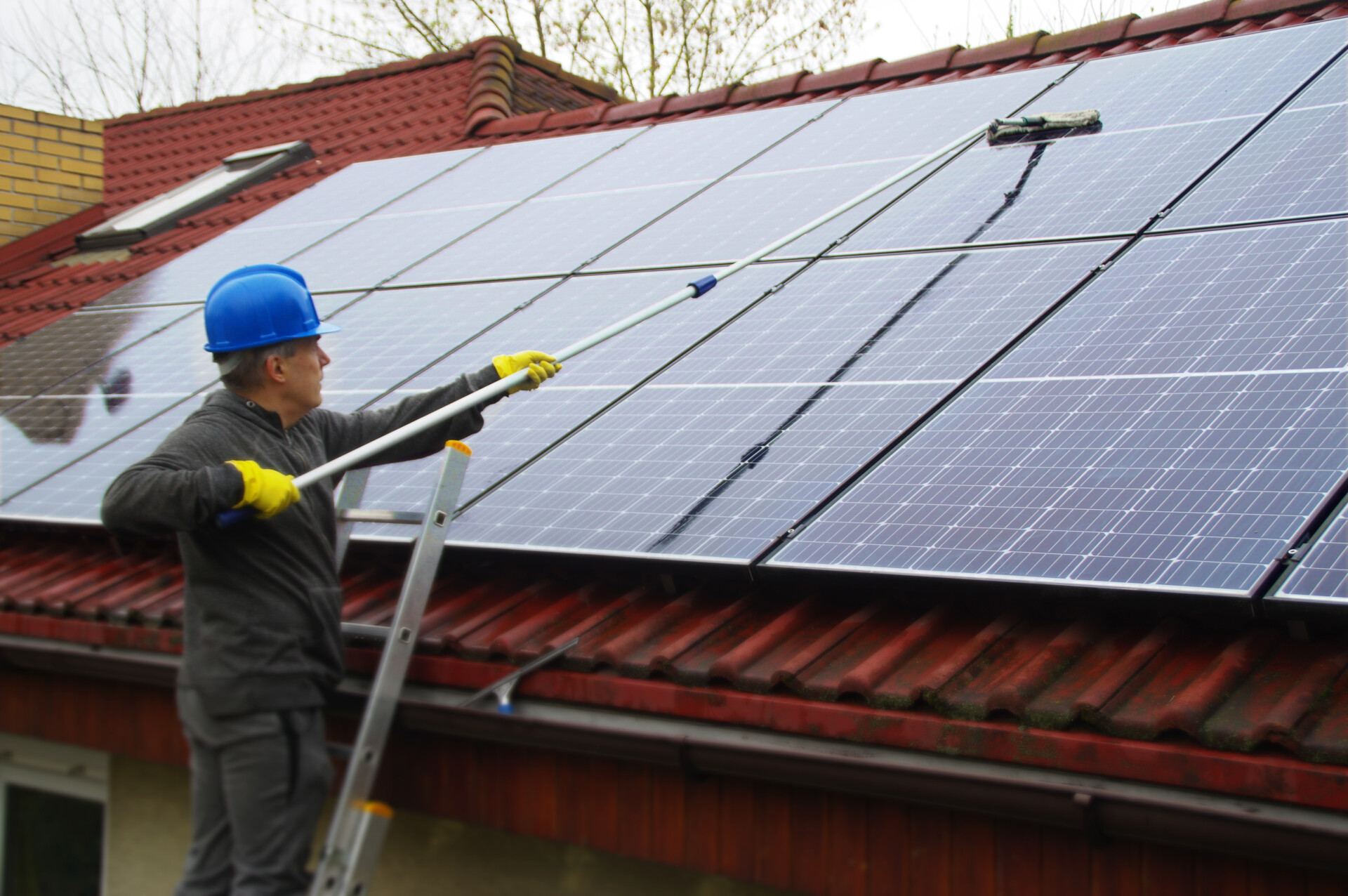 a photo showing how to properly clean pollen off of solar panels/